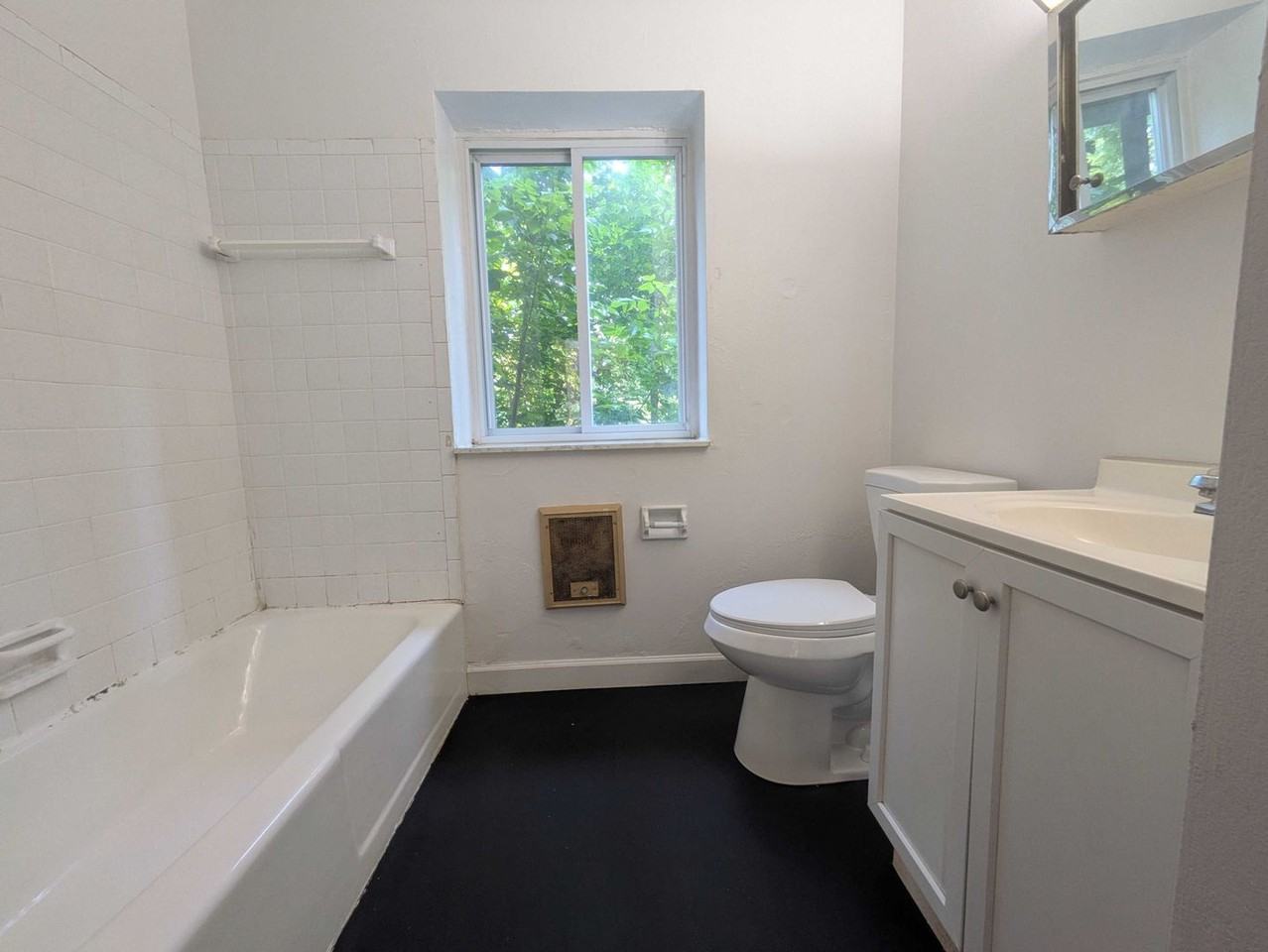 Elizabeth Township 2 bedroom - Photo 3 of 23