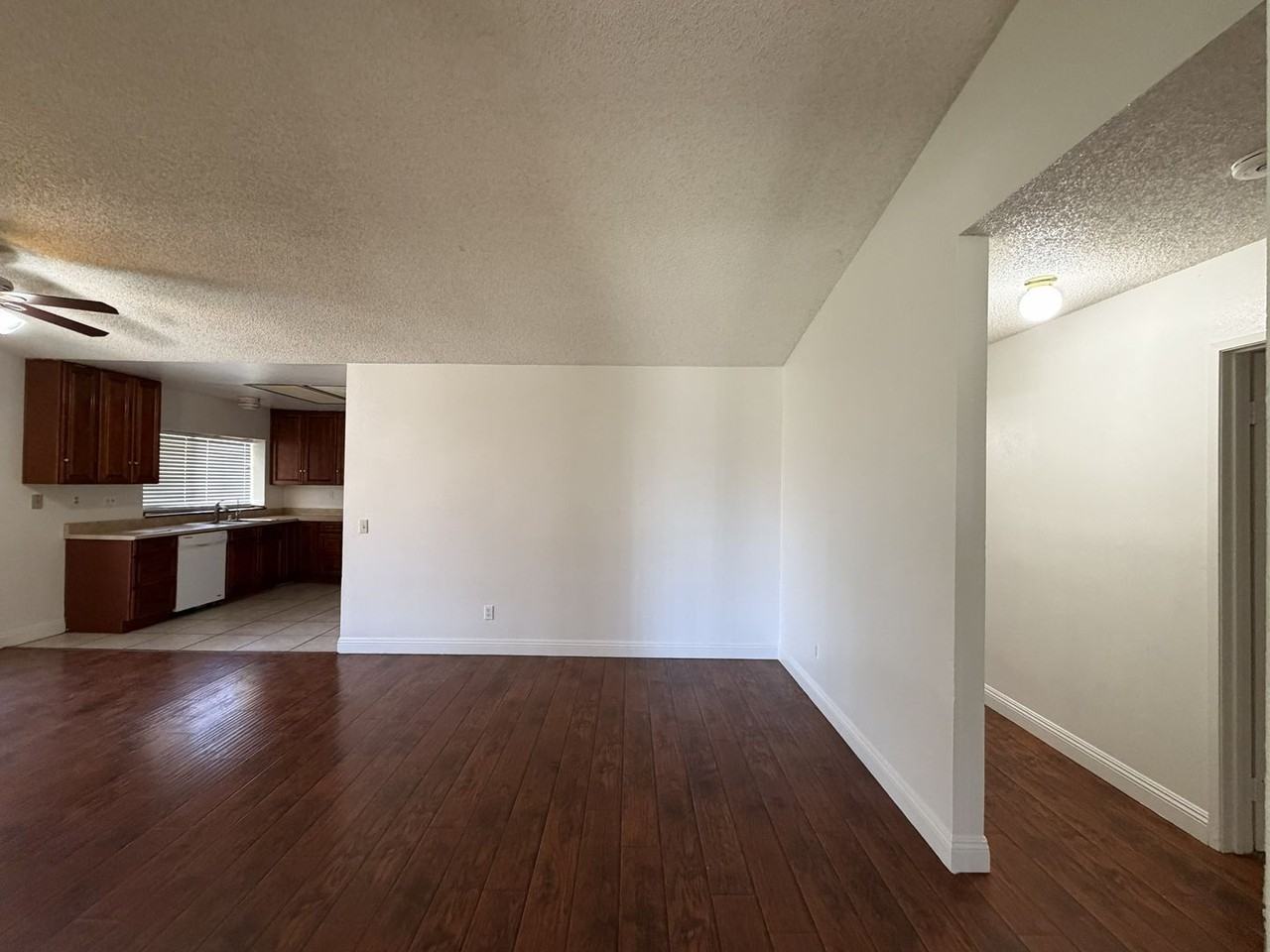 560 S Quince Ave - Photo 4 of 28