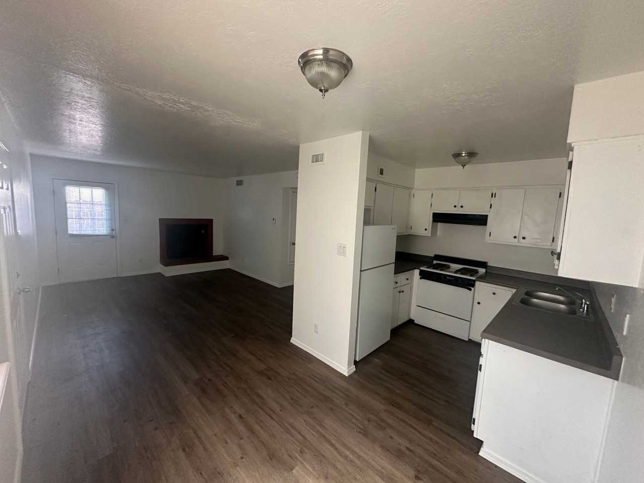 1237 Menaul Blvd Nw Apt B - Photo 2 of 8