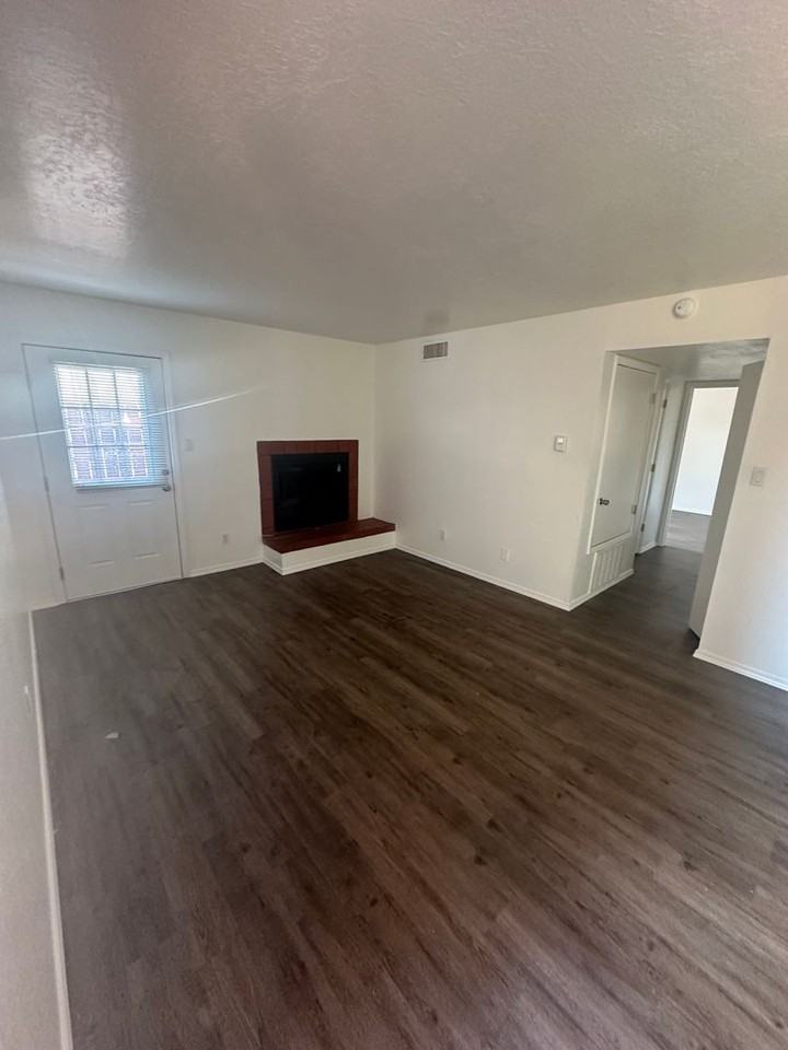 1237 Menaul Blvd Nw Apt B - Photo 3 of 8