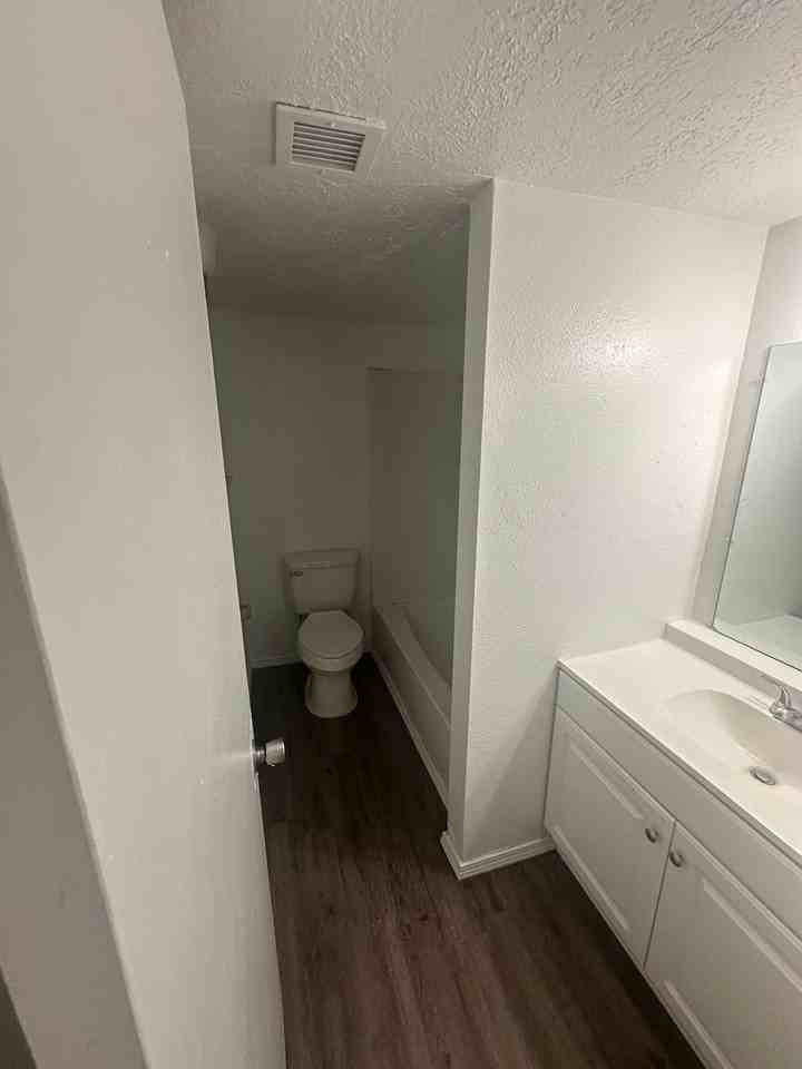 1237 Menaul Blvd Nw Apt B - Photo 4 of 8