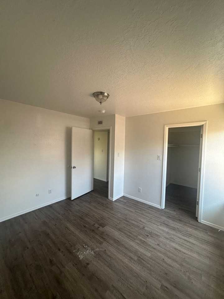 1237 Menaul Blvd Nw Apt B - Photo 5 of 8
