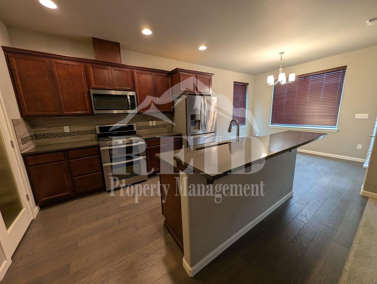 3887 Portside Dr - Photo 5 of 48
