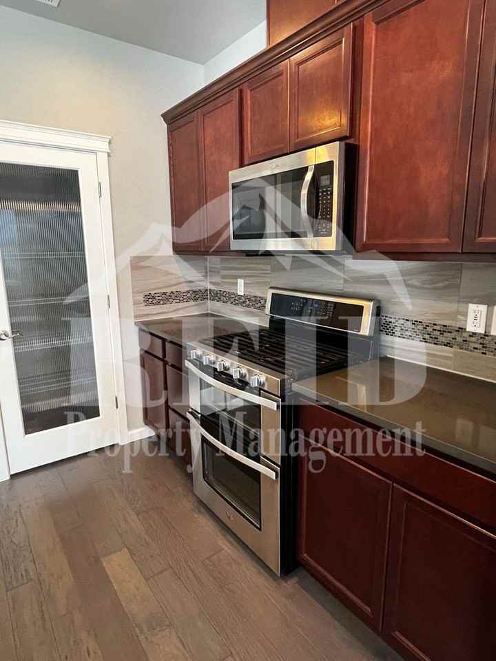 3887 Portside Dr - Photo 7 of 48