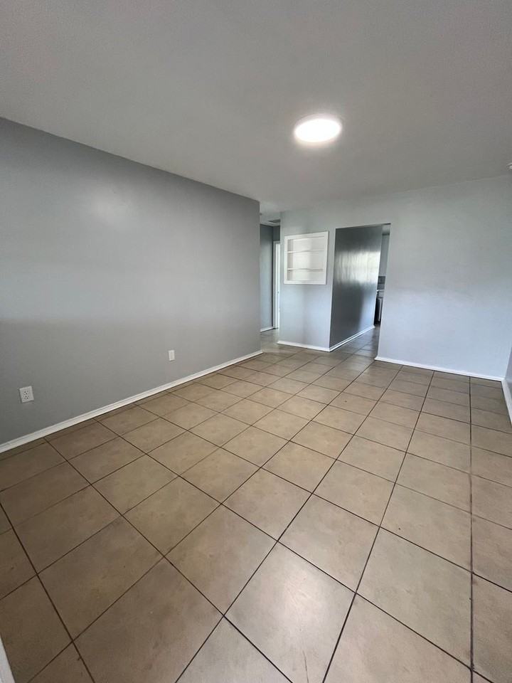 538 Norfolk Cir - Photo 5 of 15