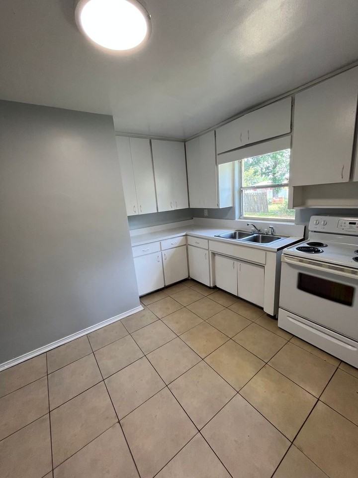 538 Norfolk Cir - Photo 7 of 15