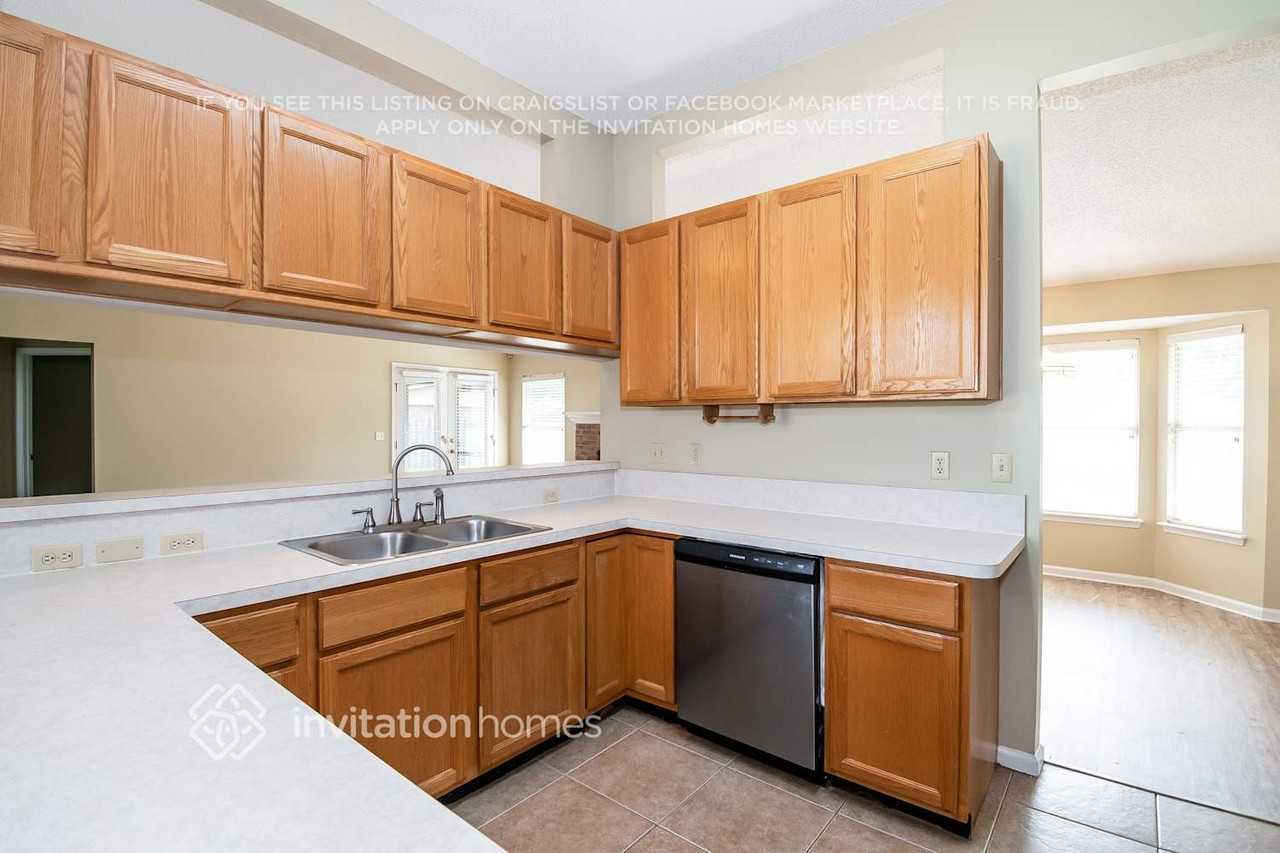 1737 Chalet St - Photo 6 of 20