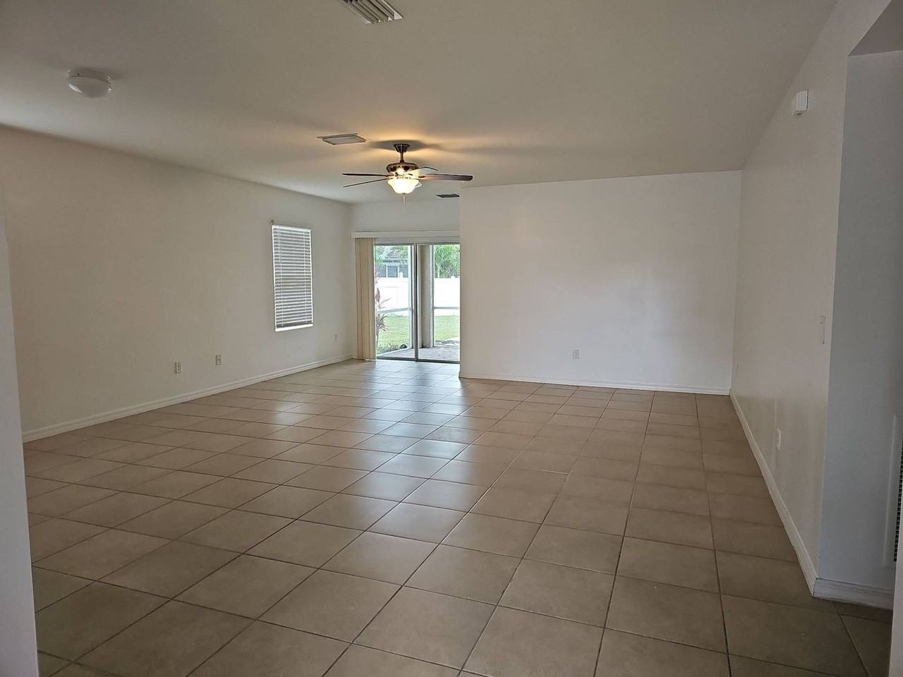 1109 Se 5th Ter - Photo 4 of 21