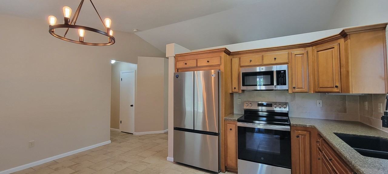 2154 Hemingway St - Photo 4 of 17