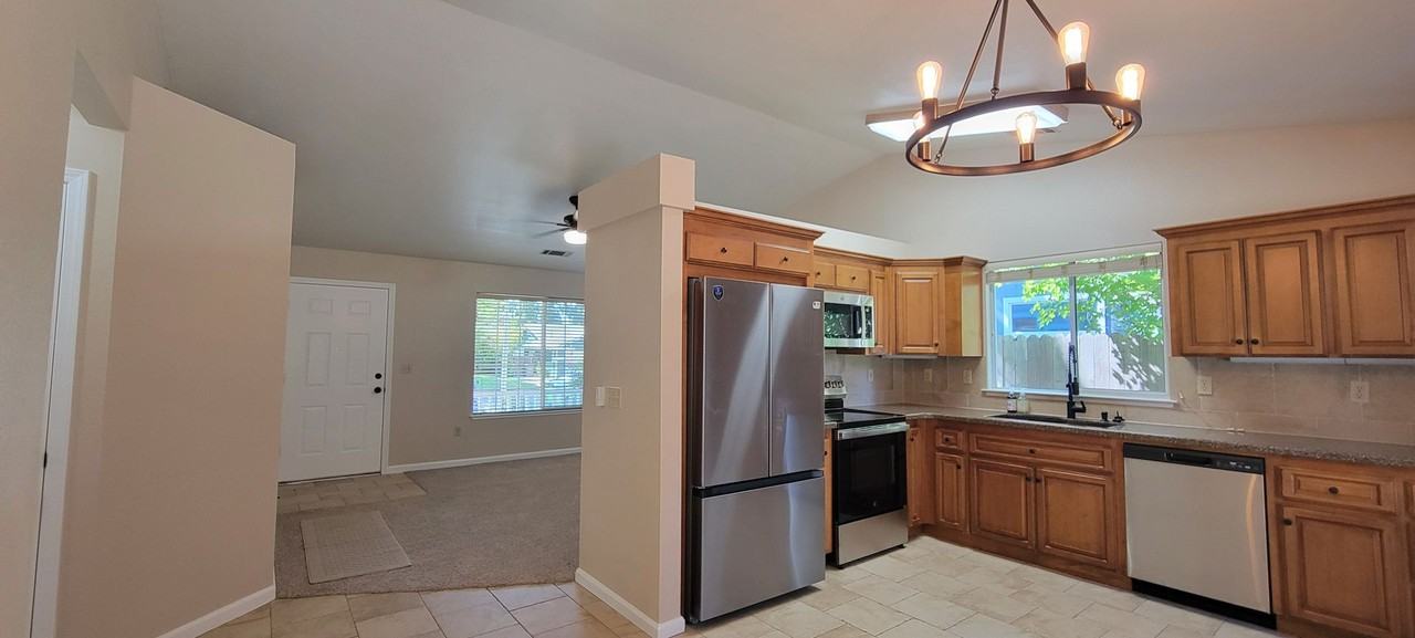 2154 Hemingway St - Photo 5 of 17