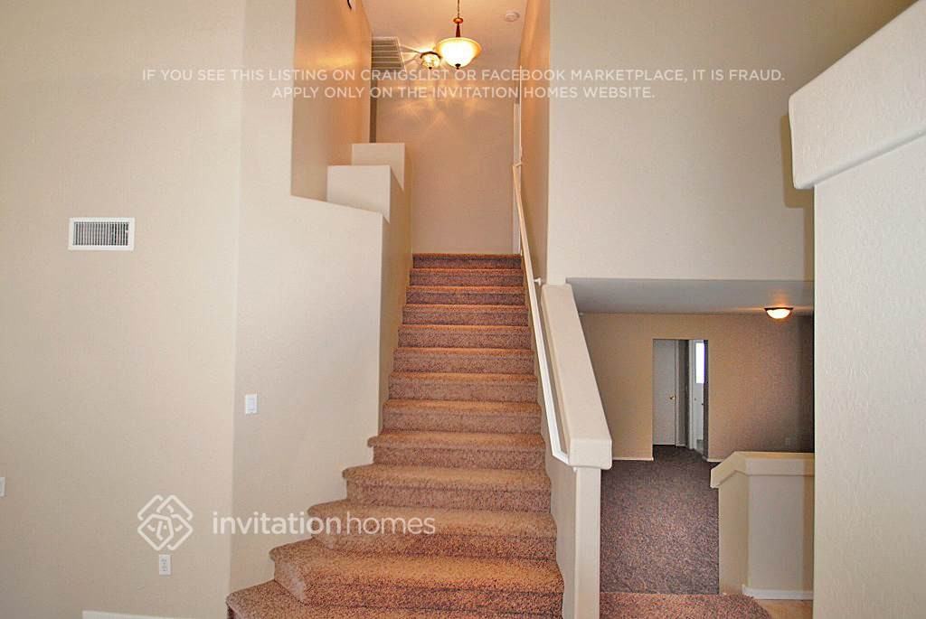 7914 W Claremont St - Photo 2 of 15