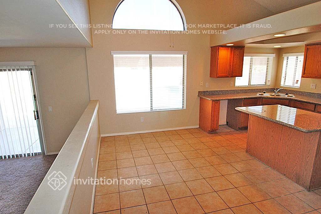 7914 W Claremont St - Photo 4 of 15