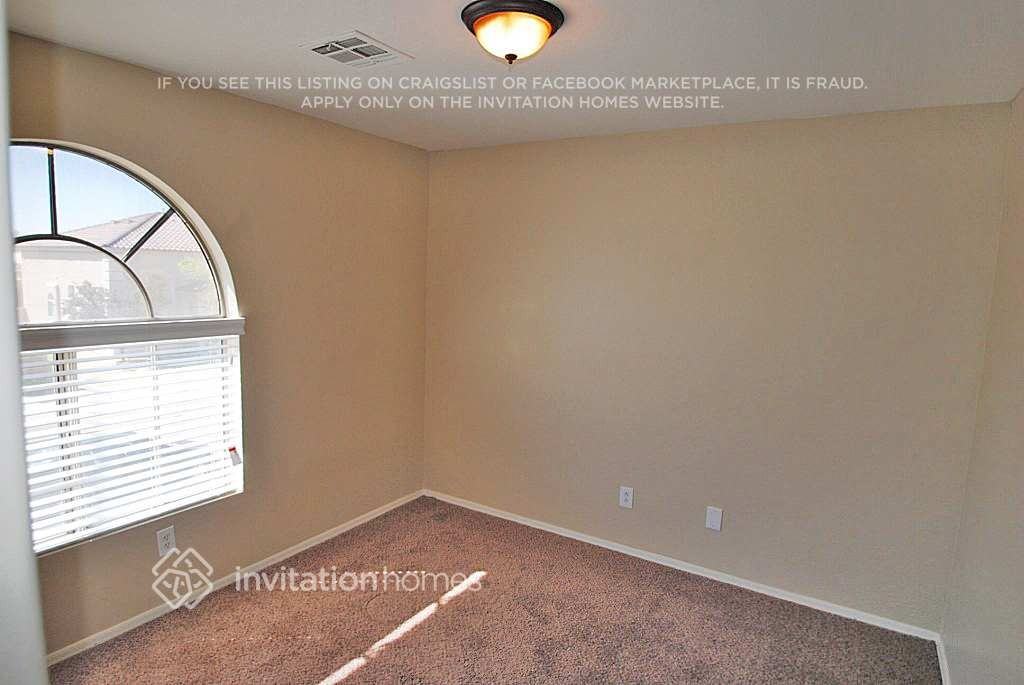 7914 W Claremont St - Photo 7 of 15
