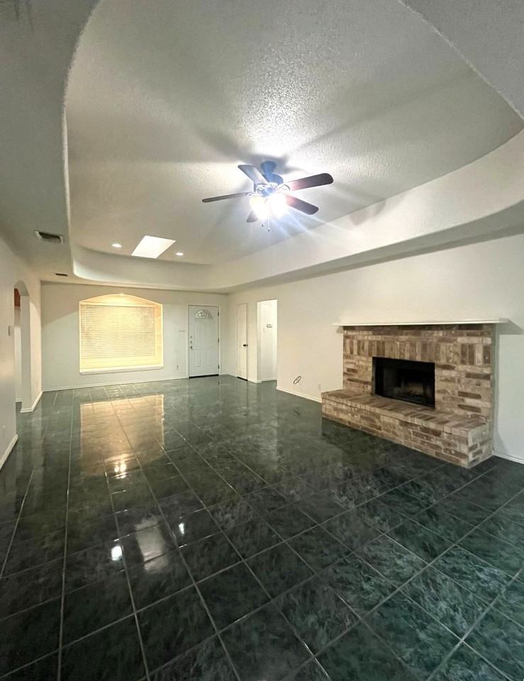 1918 Summerwood Dr - Photo 4 of 17