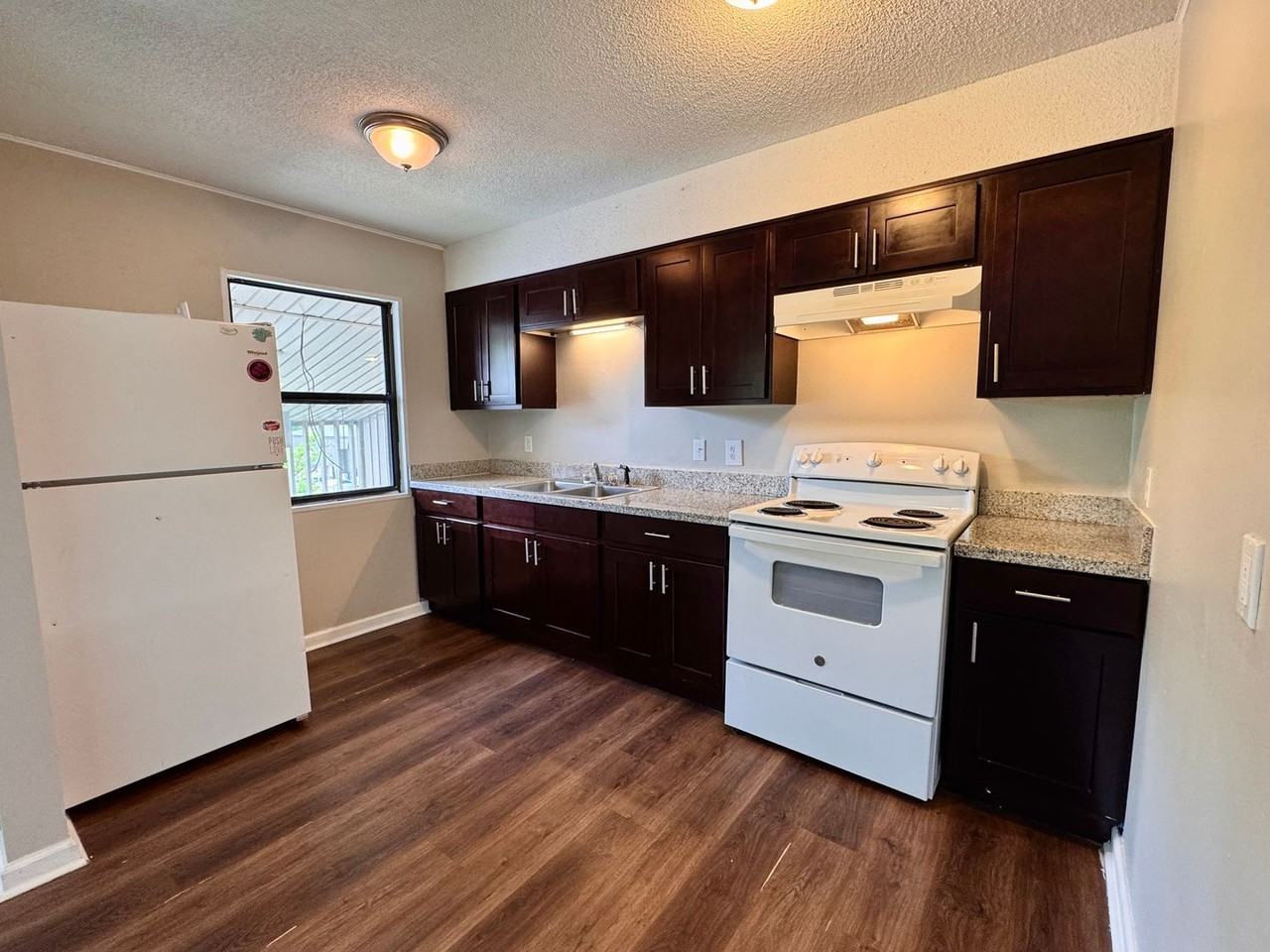 330 S 17th St - Photo 4 of 11