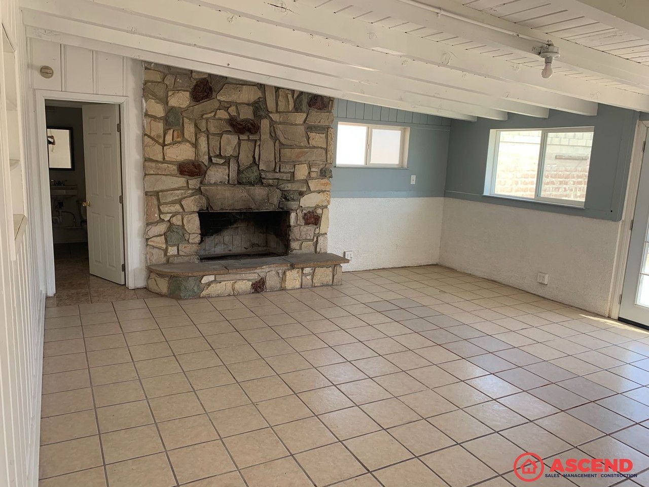 1501 Sheila St - Photo 2 of 9