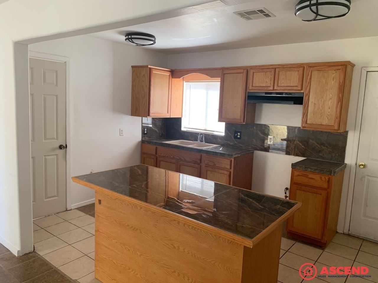 1501 Sheila St - Photo 4 of 9