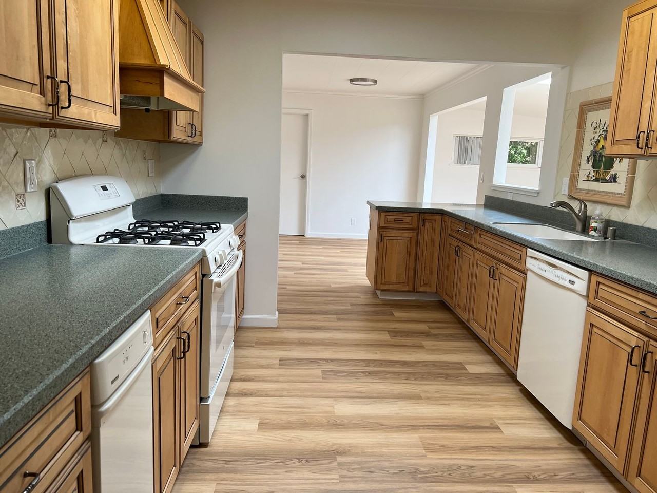 636 Leona Ln - Photo 3 of 16