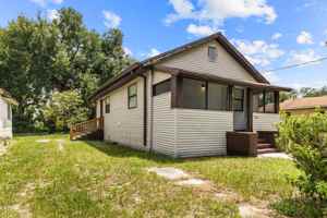 featured image of 638 W 8th St