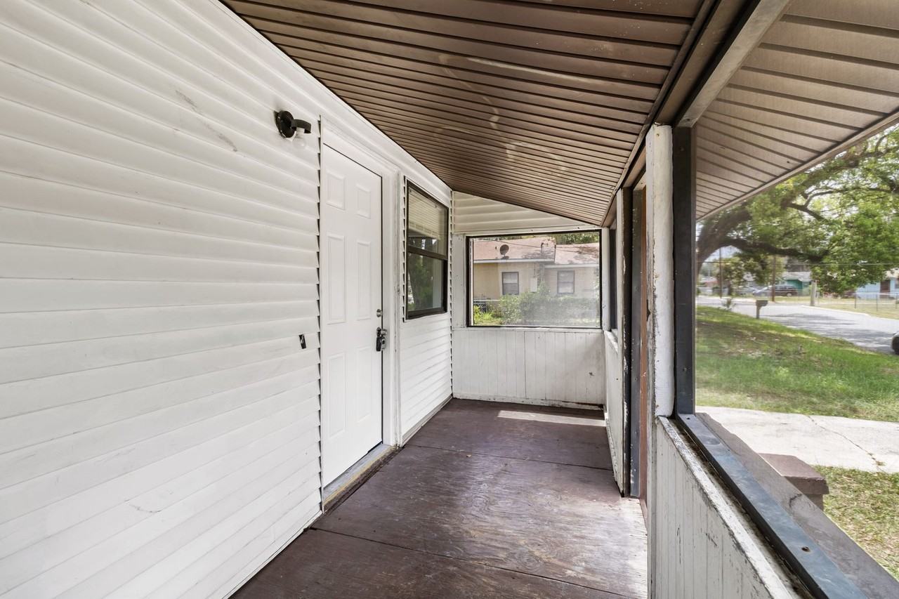 638 W 8th St - Photo 2 of 16