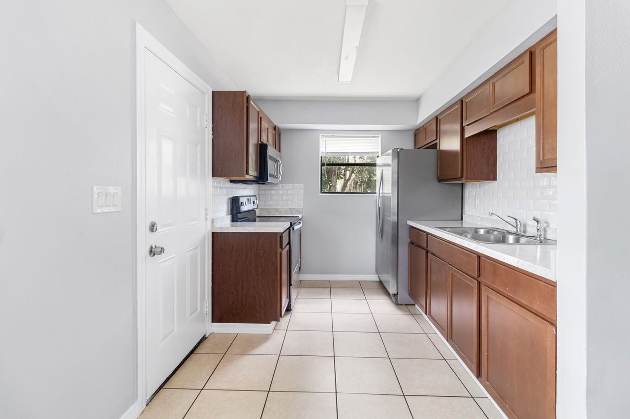 638 W 8th St - Photo 5 of 16