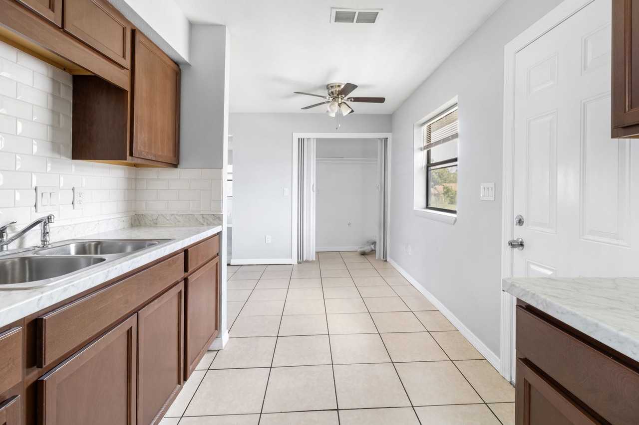 638 W 8th St - Photo 6 of 16