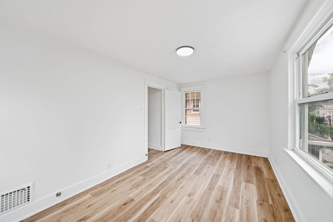 1211 Emily St - Photo 6 of 32