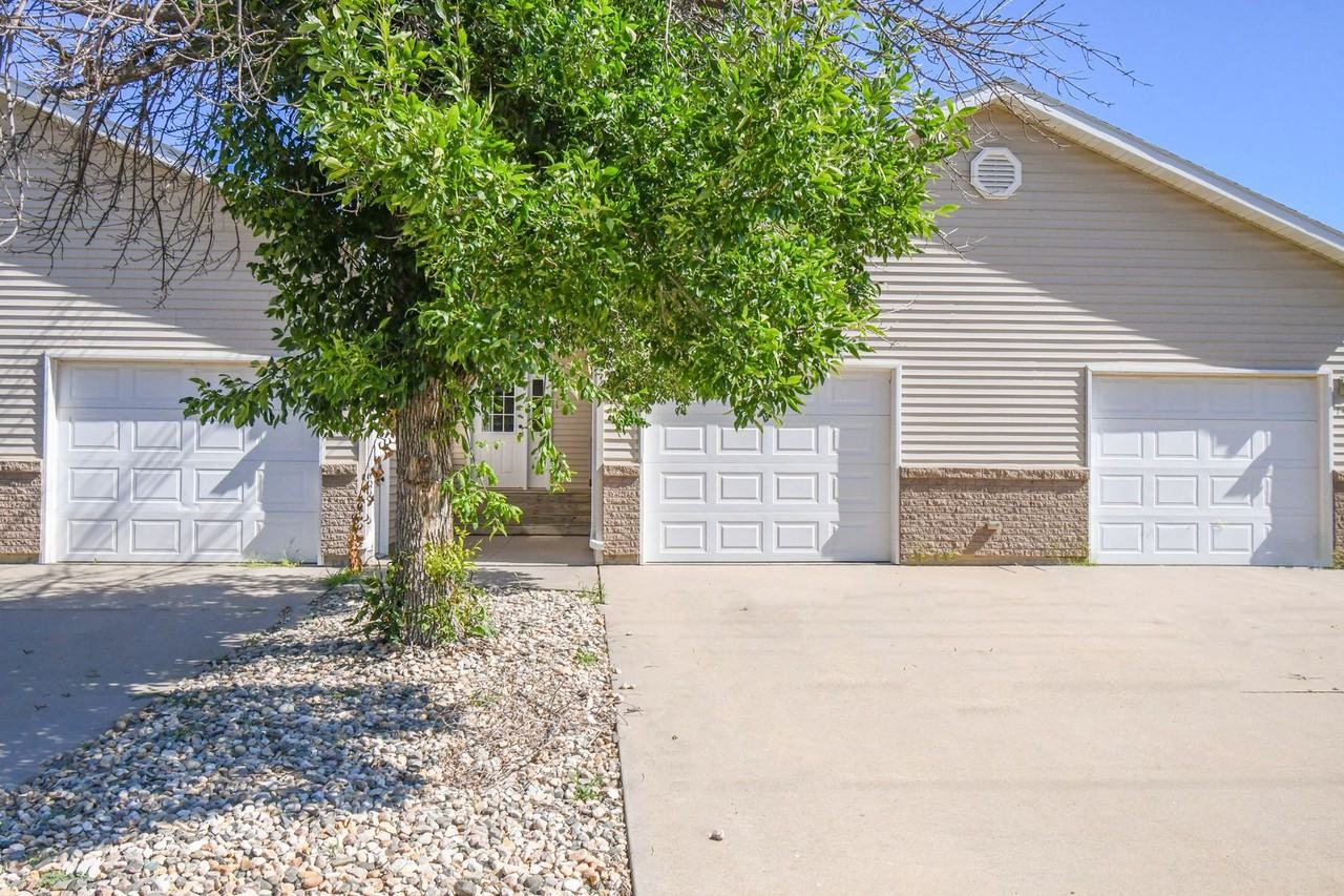 1422 E Redwood Blvd - Photo 2 of 33