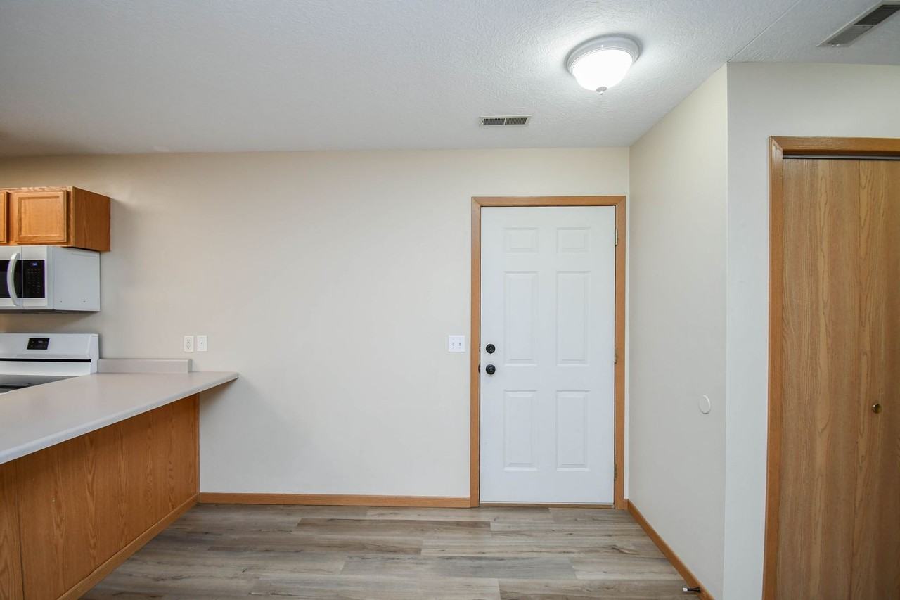 1422 E Redwood Blvd - Photo 6 of 33