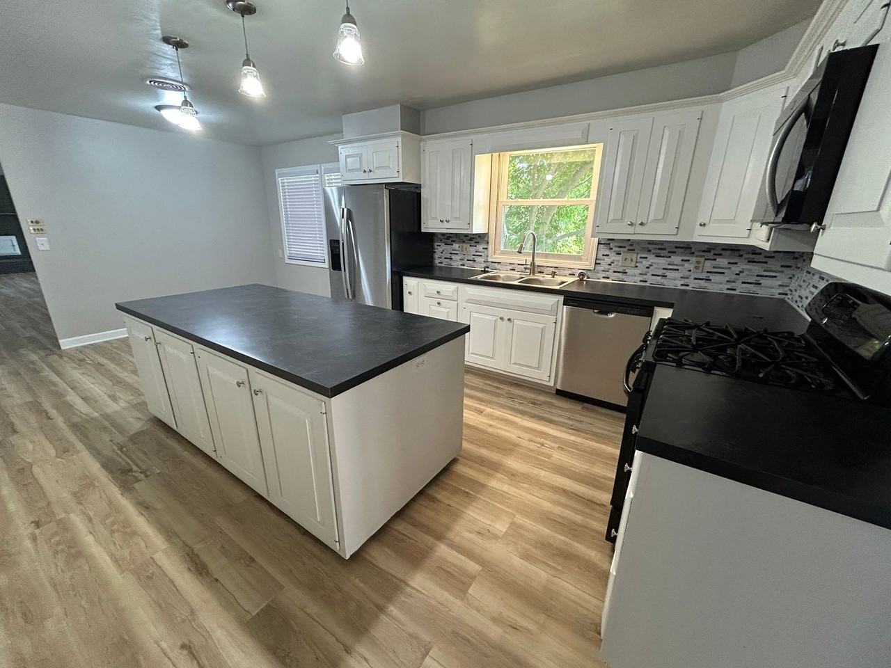1824 E Kanesville Blvd - Photo 5 of 16