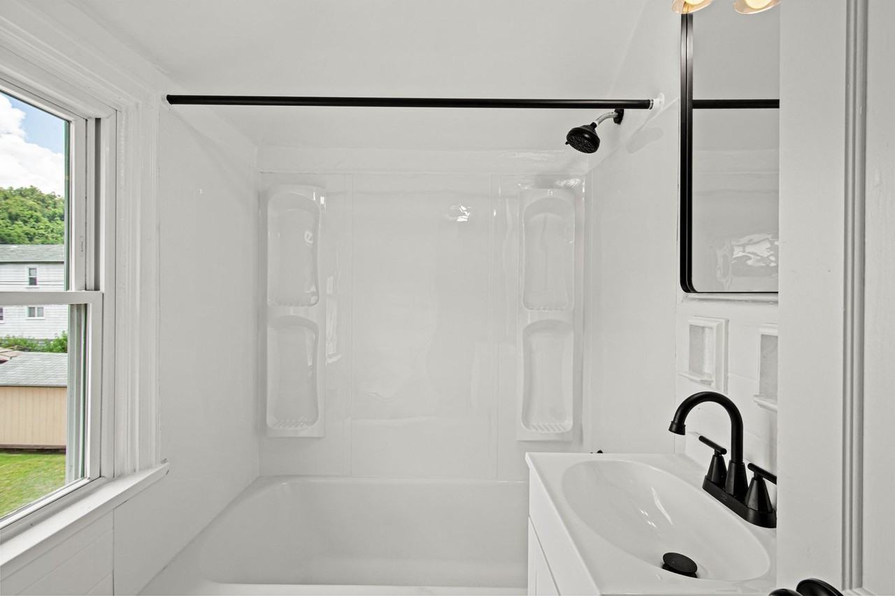 1138 W 11th St - Photo 2 of 39