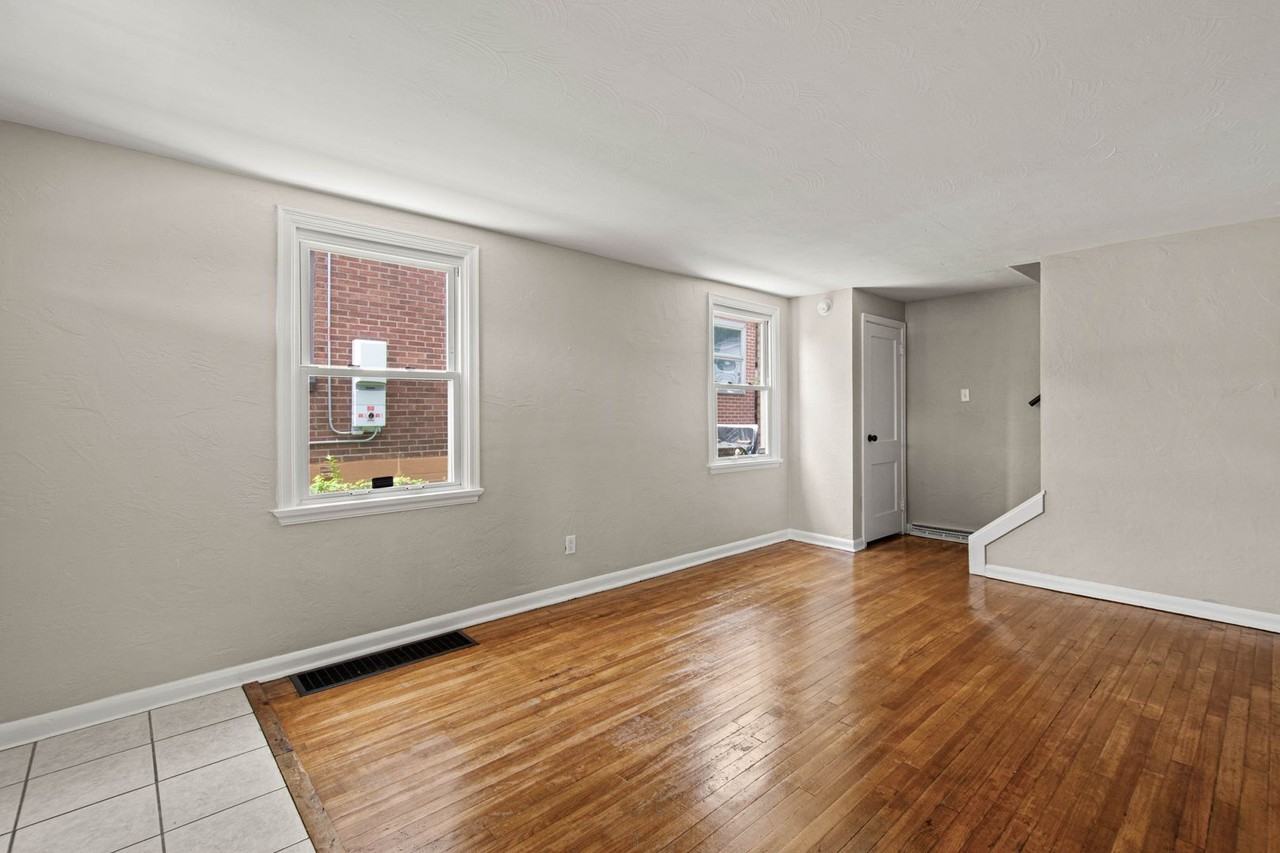 1138 W 11th St - Photo 3 of 39