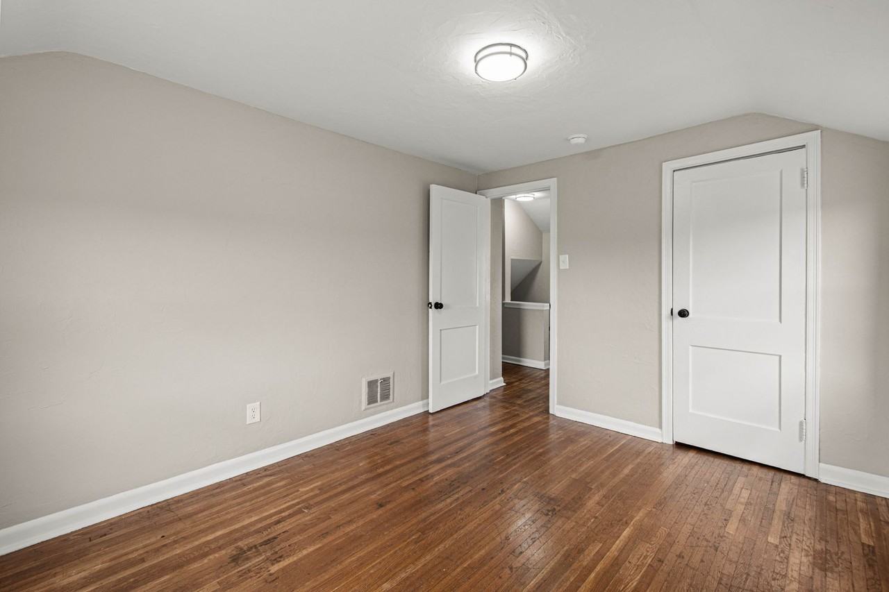 1138 W 11th St - Photo 6 of 39