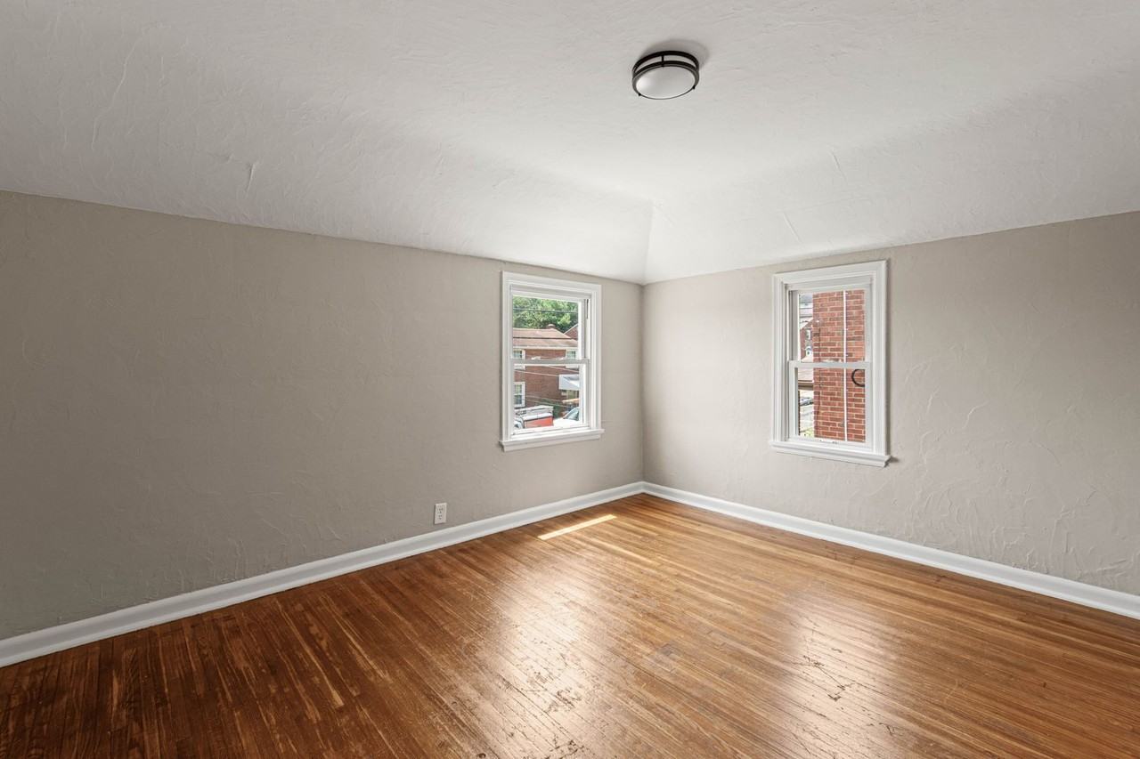 1138 W 11th St - Photo 7 of 39