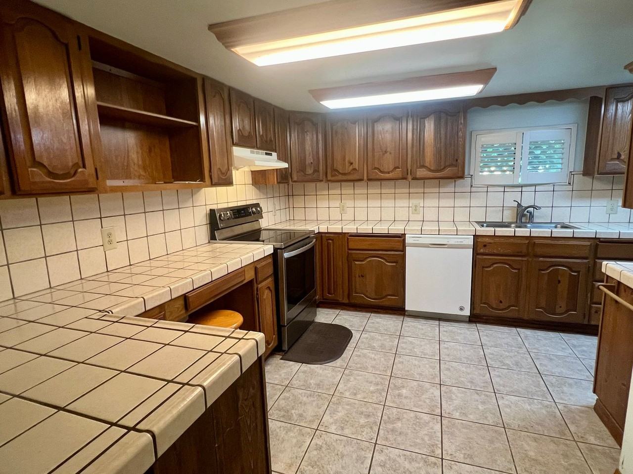 11015 Schafer Ave - Photo 5 of 21