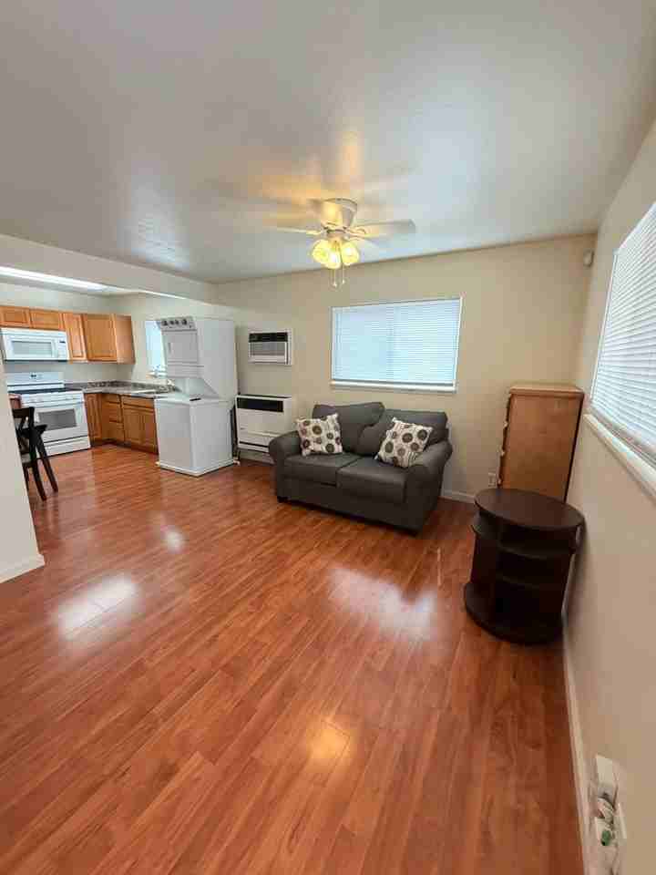 544 Roberts St - Photo 2 of 8