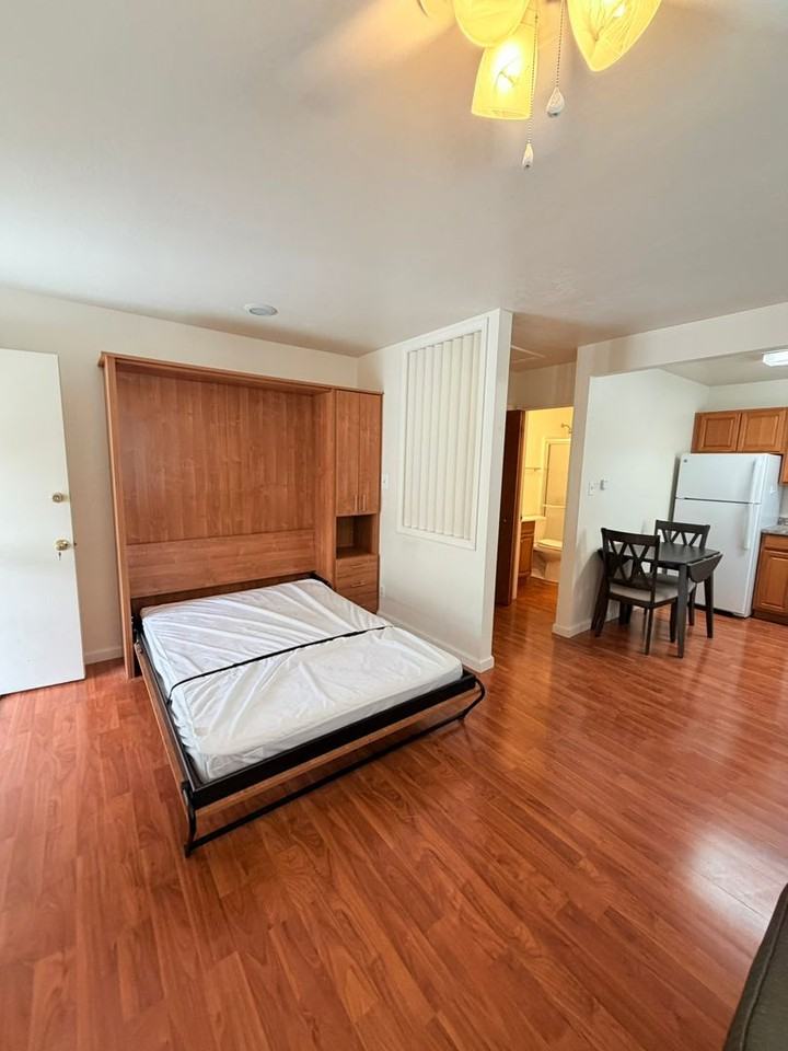 544 Roberts St - Photo 4 of 8