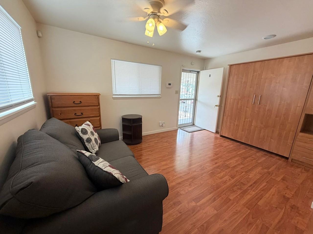544 Roberts St - Photo 5 of 8