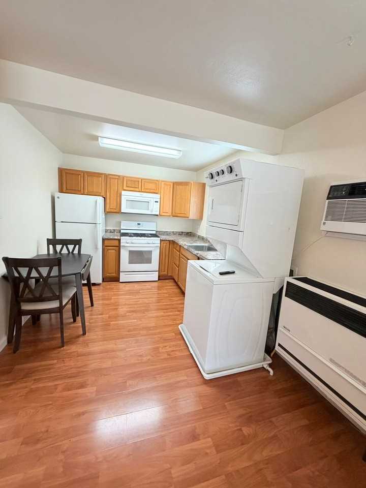 544 Roberts St - Photo 6 of 8
