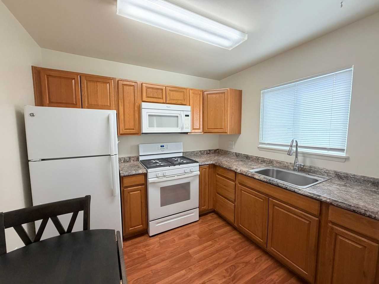 544 Roberts St - Photo 7 of 8