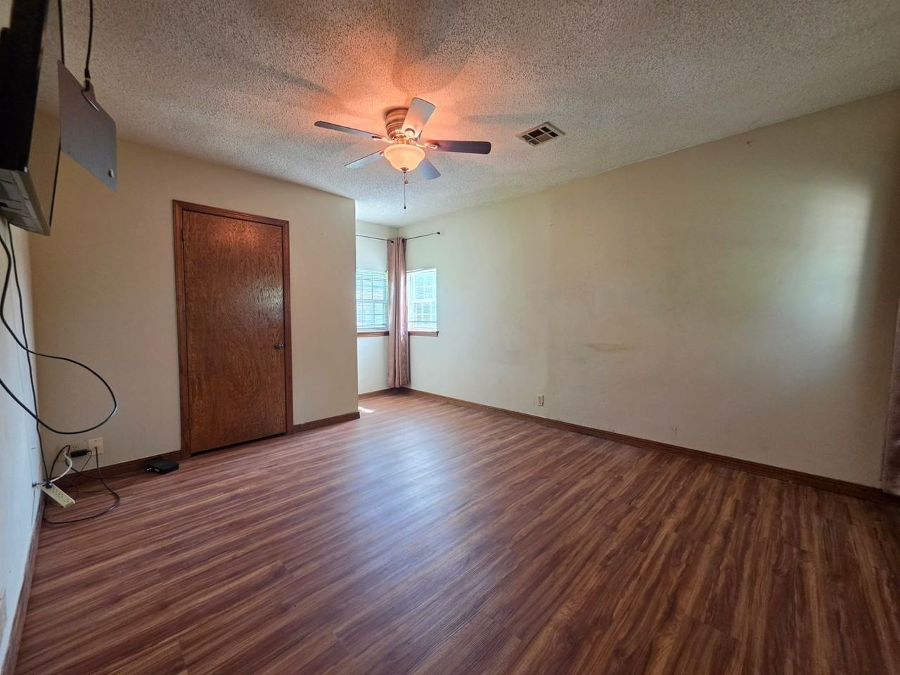 711 W Burns St - Photo 5 of 31