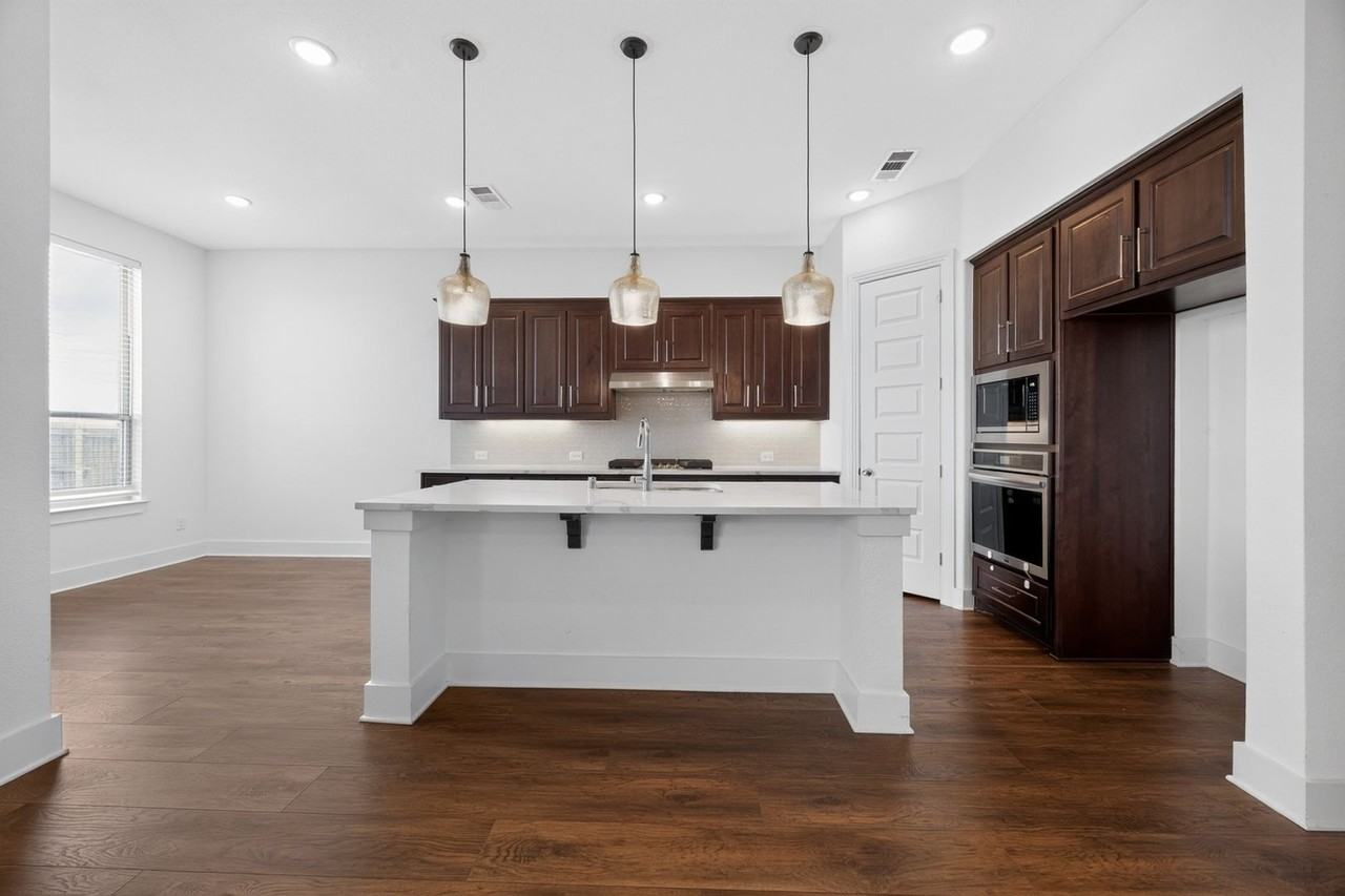 1104 Saratoga Rd - Photo 6 of 41