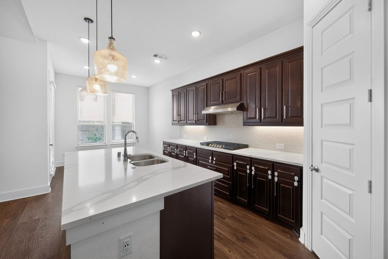1104 Saratoga Rd - Photo 4 of 41