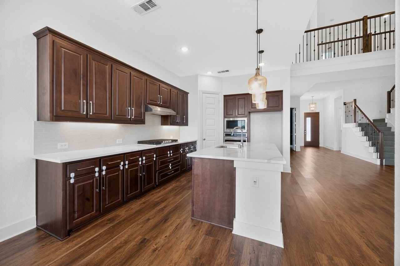 1104 Saratoga Rd - Photo 3 of 41