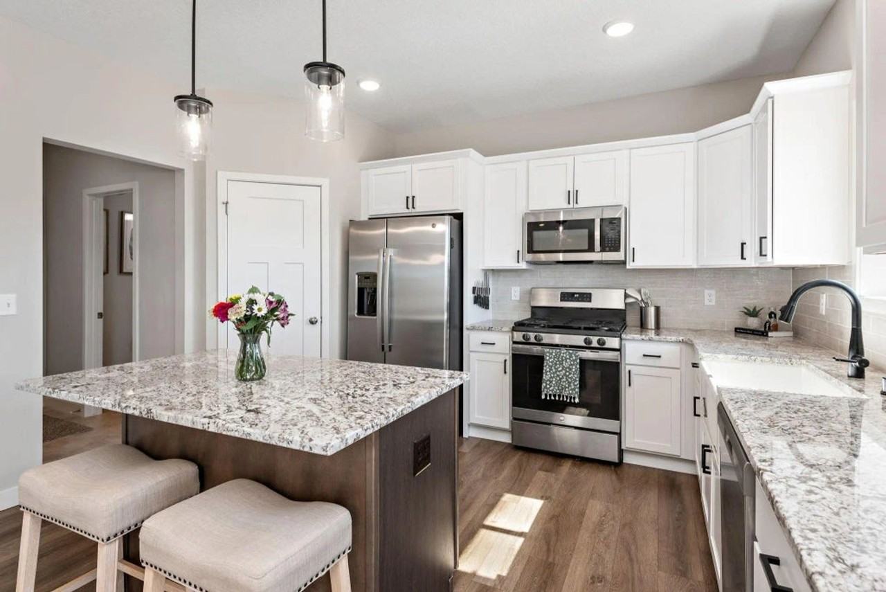 11597 8th St Ne - Photo 4 of 32