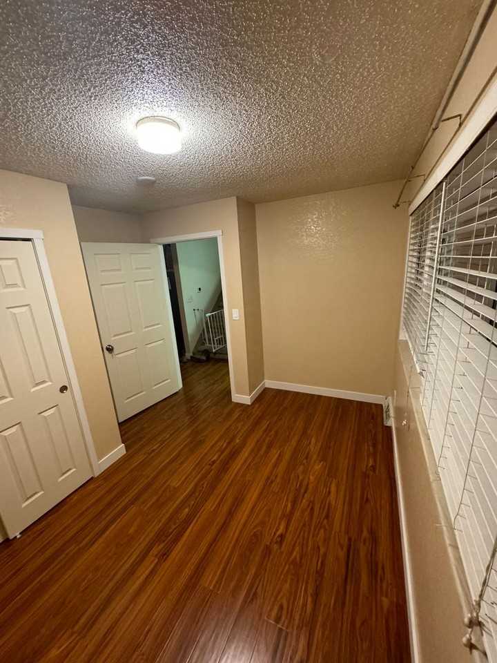 566 Voiles Dr - Photo 3 of 5