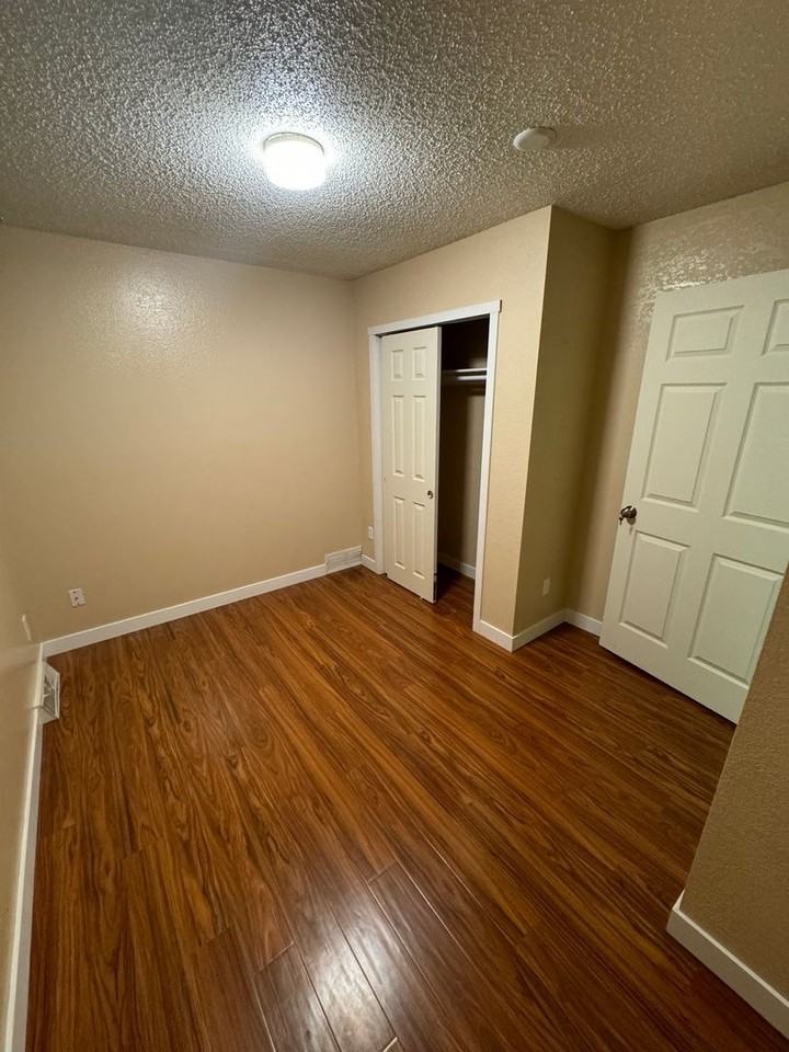 566 Voiles Dr - Photo 4 of 5