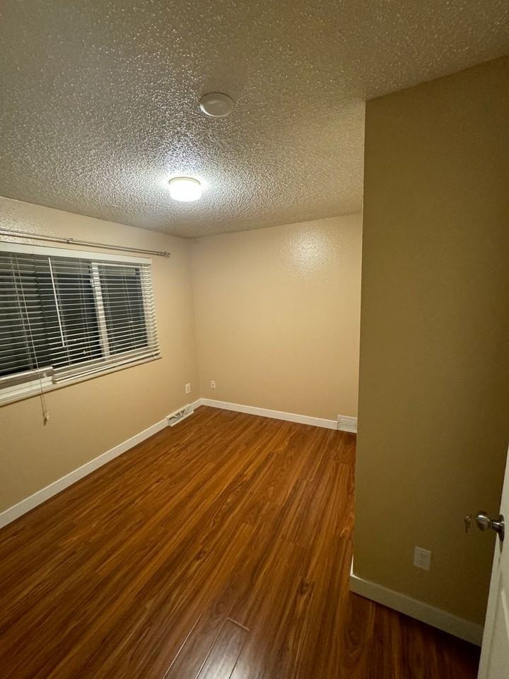 566 Voiles Dr - Photo 5 of 5