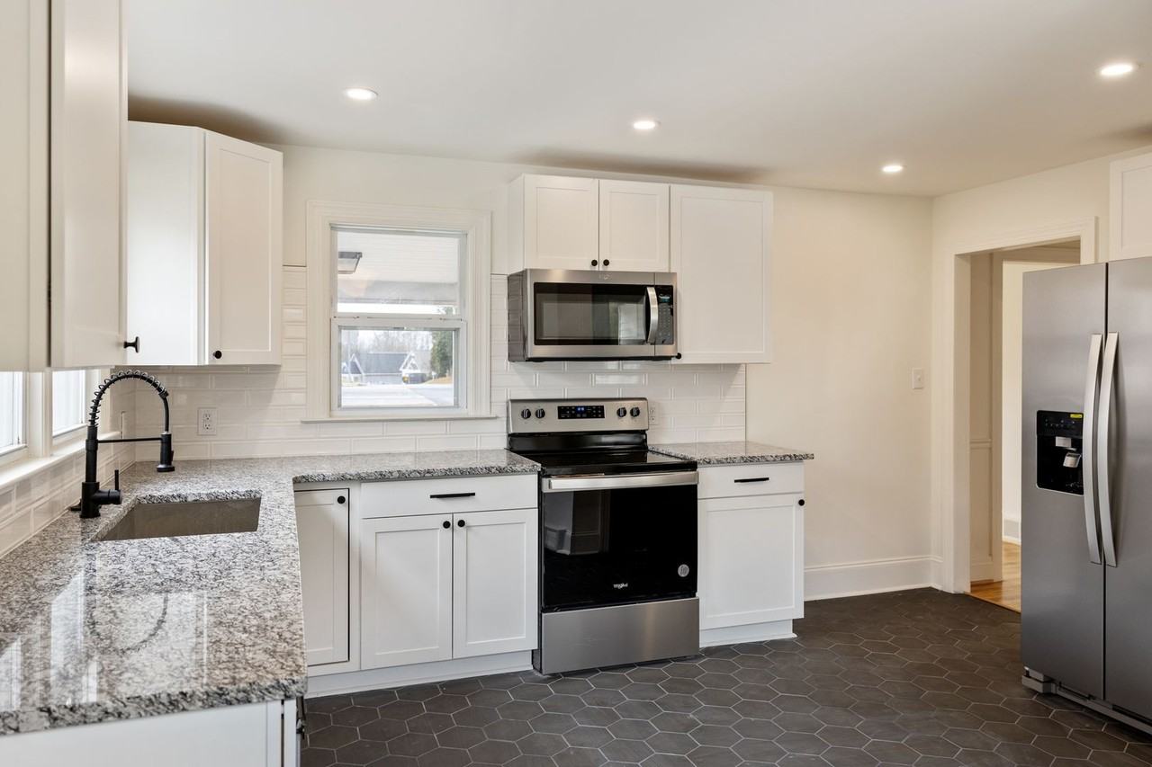 611 Polo Rd - Photo 4 of 9