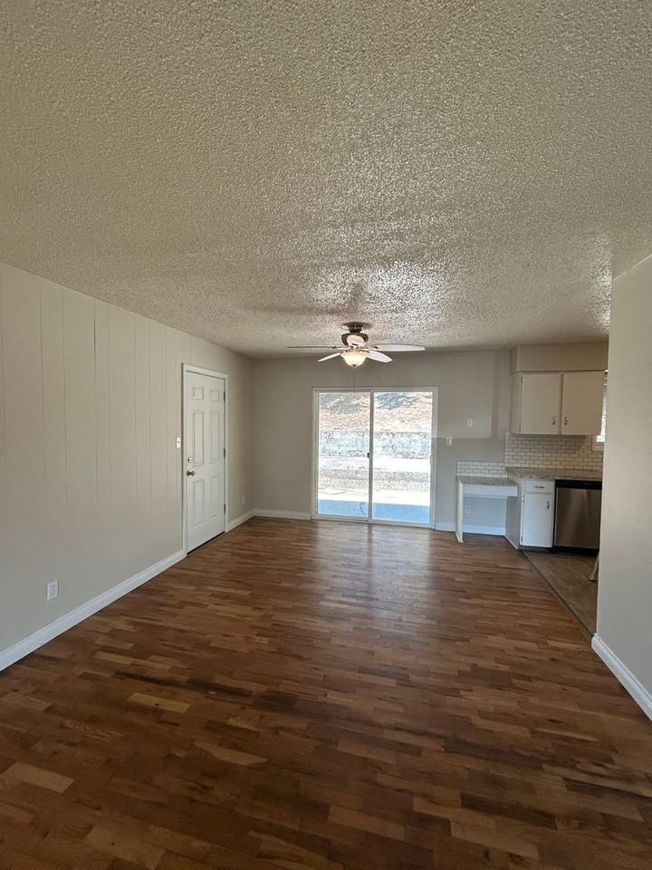 2407 Burcham St - Photo 3 of 16
